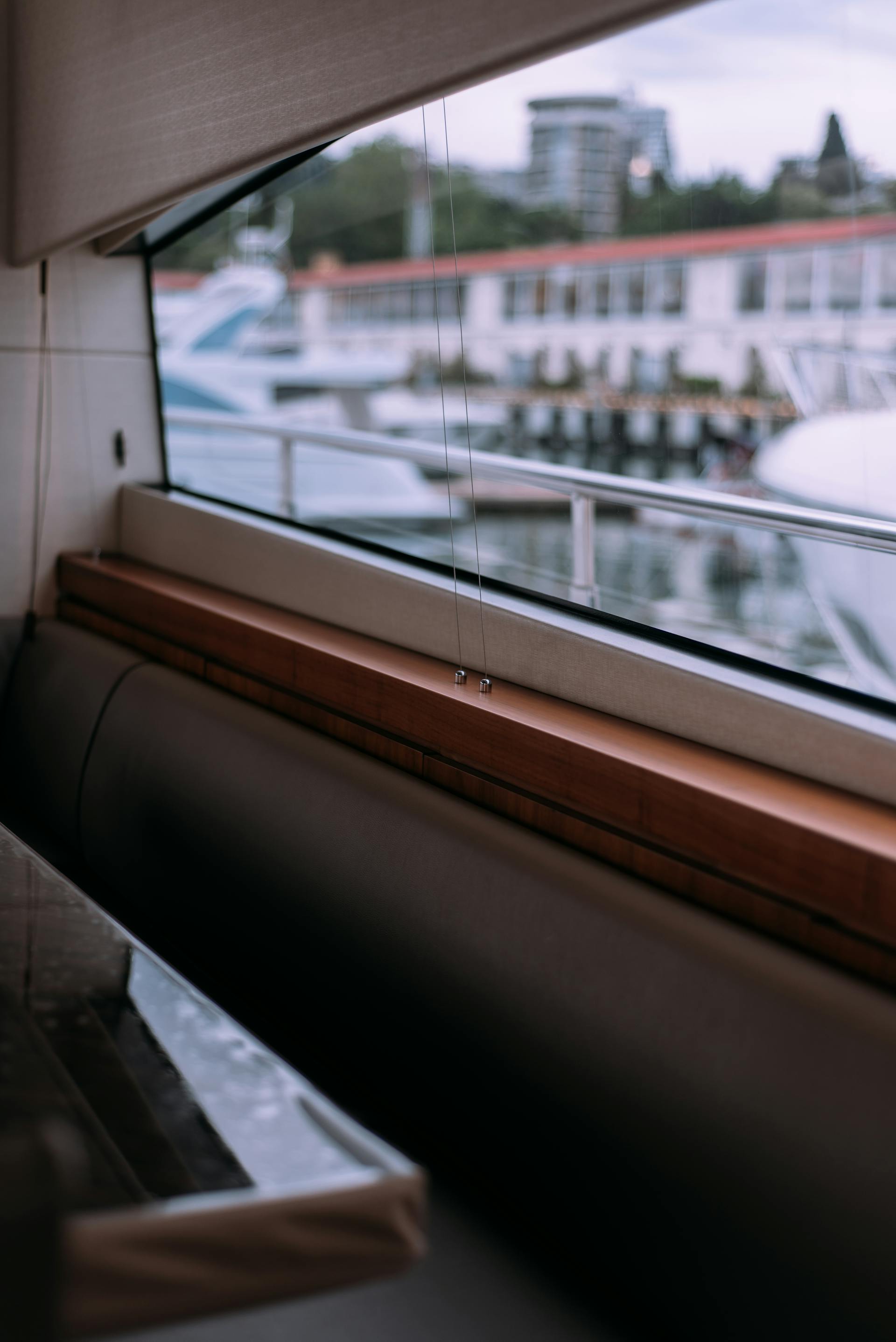Yacht à quai dans la marina — lumière du soir