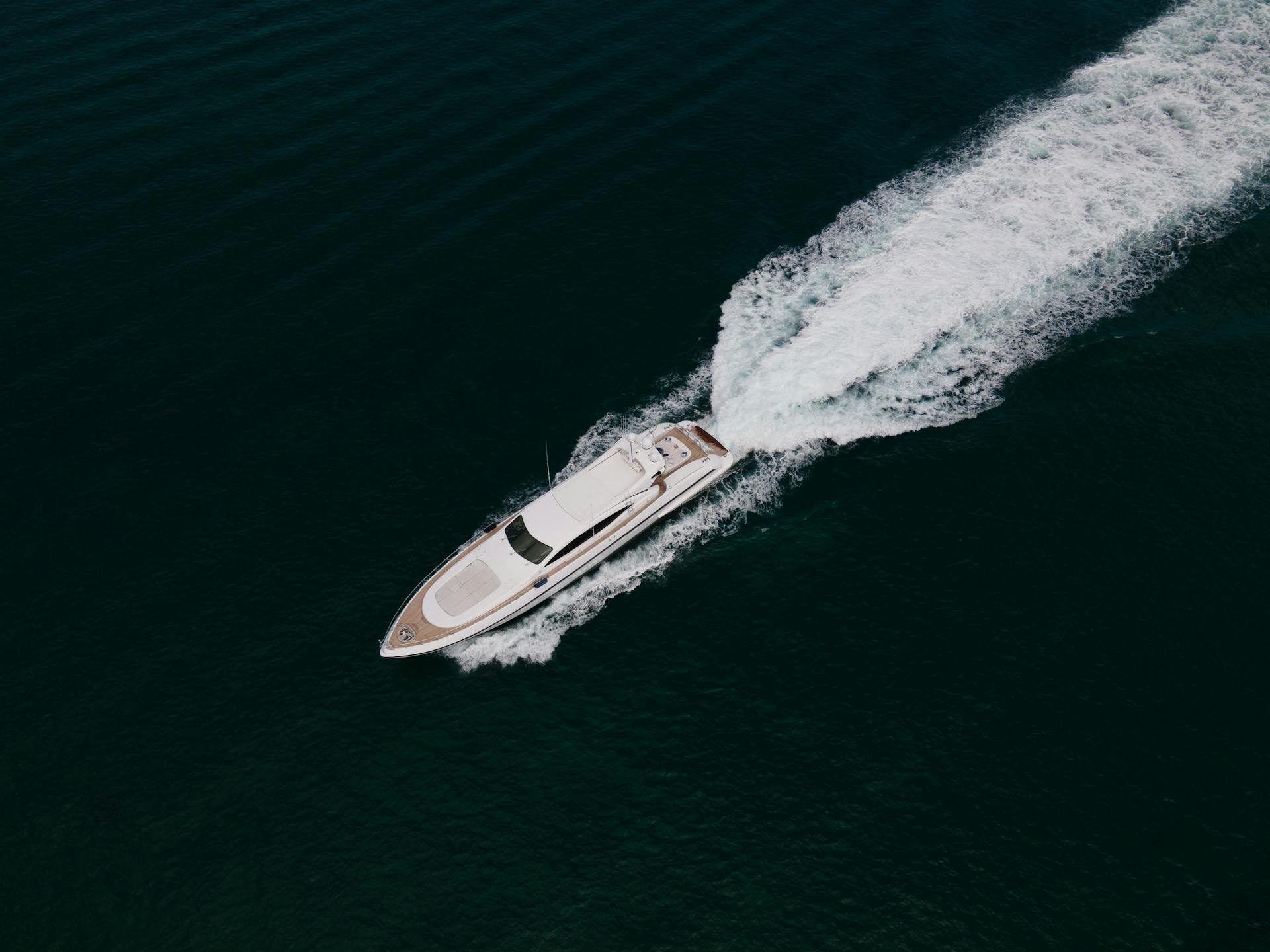 Yacht en navigation sillage Méditerranée