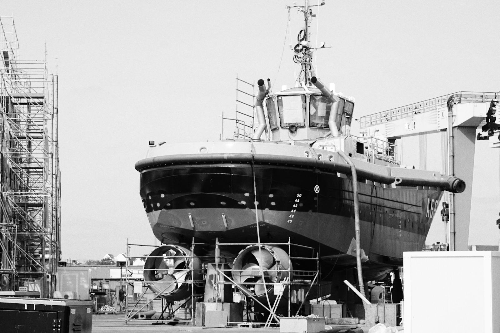 Yacht à terre sur béquilles de chantier en cours de refit coque